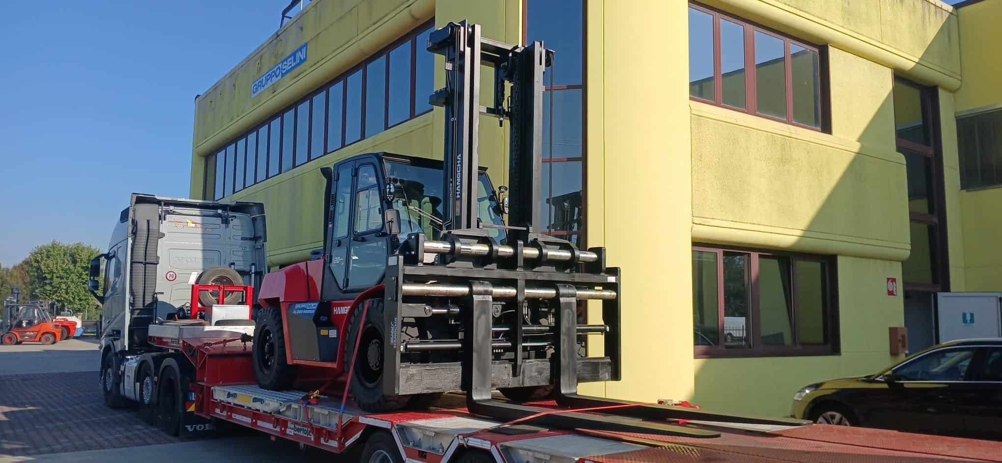 Gru per sollevamenti e movimentazioni di grandi carichi da Dafo Trasporti.