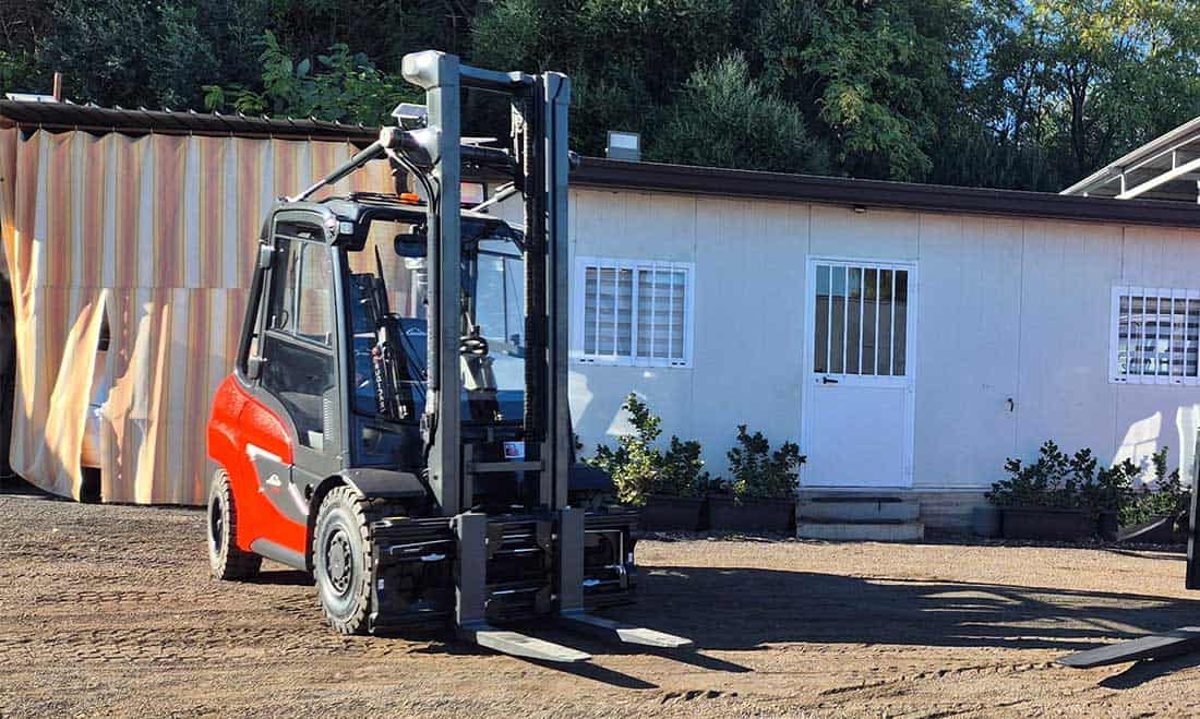 Carrello elevatore per trasporto e sollevamento merci pesanti.