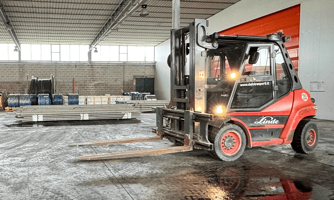Carrello elevatore Linde per sollevamenti e movimentazioni di merci pesanti.