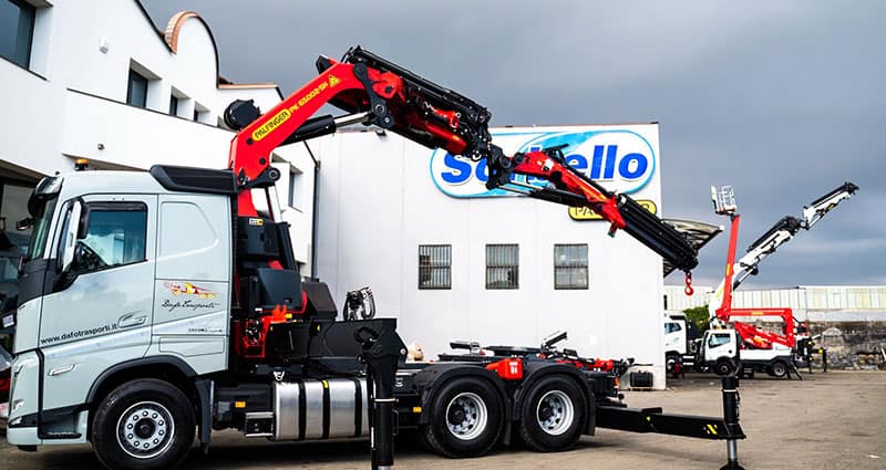Camion con gru per trasporti eccezionali e carichi pesanti.