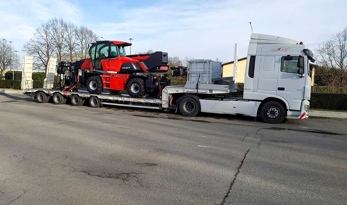 Trasporto di macchinari leggeri su camion con piattaforma, Dafo Trasporti.