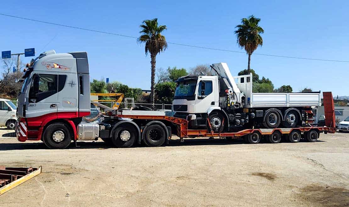 Autocarro con carrello per trasporto eccezionale di veicoli leggeri.