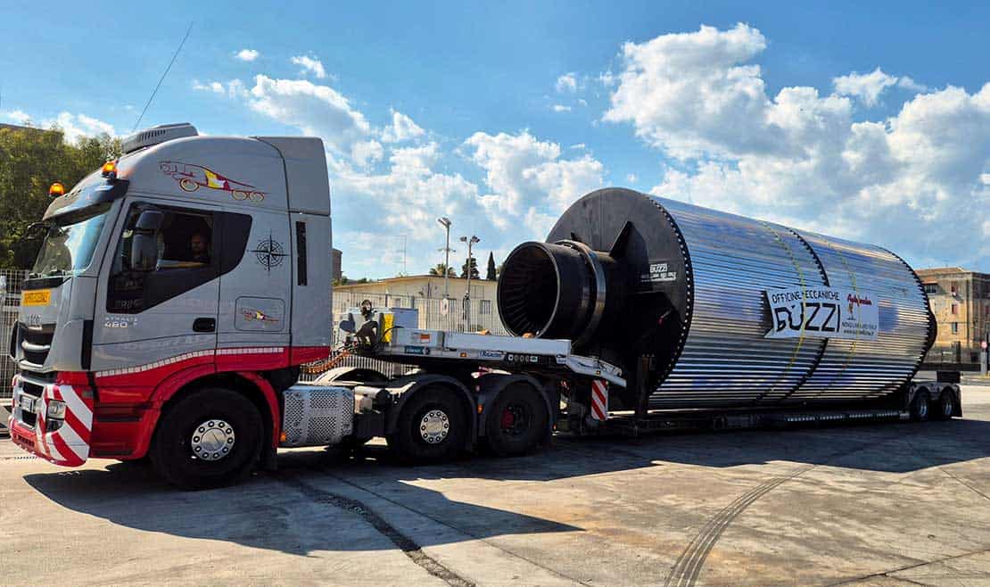 Autocarro con rimorchio per trasporto leggero di grandi componenti industriali.