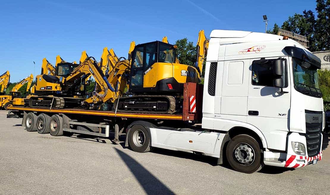 Trasporto di escavatori leggeri su camion per trasporti eccezionali.