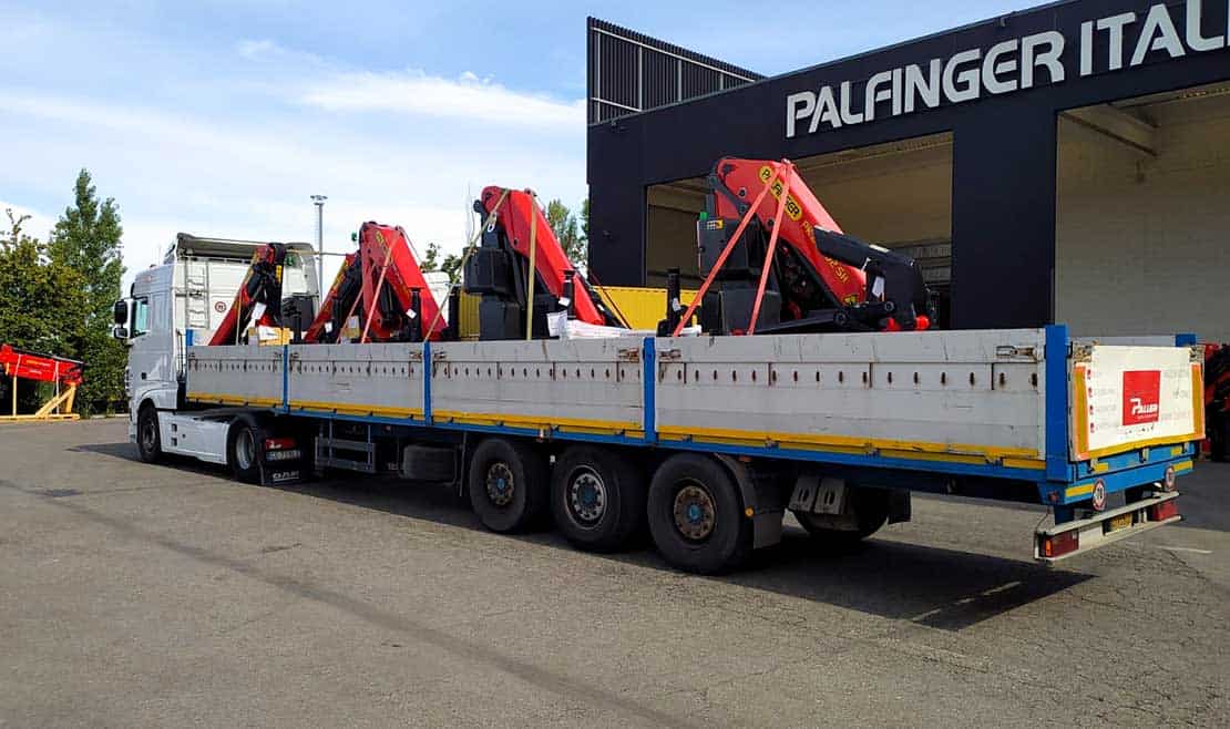 Autocarro leggero con attrezzature specializzate per trasporti eccezionali.