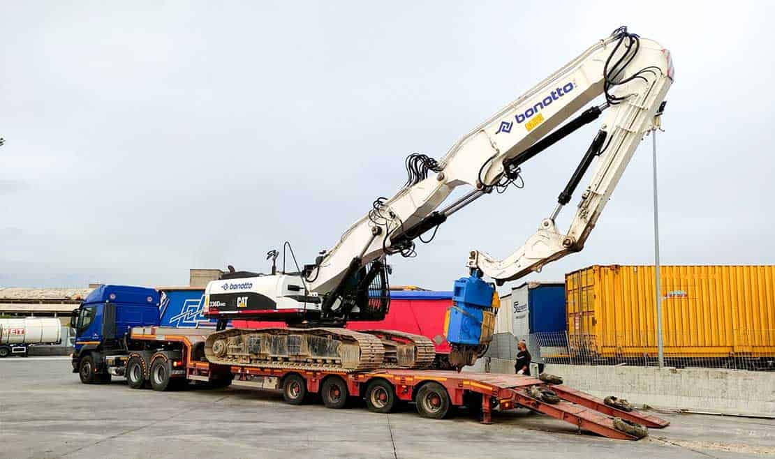 Trasporto pesante con gru su camion per carichi eccezionali.