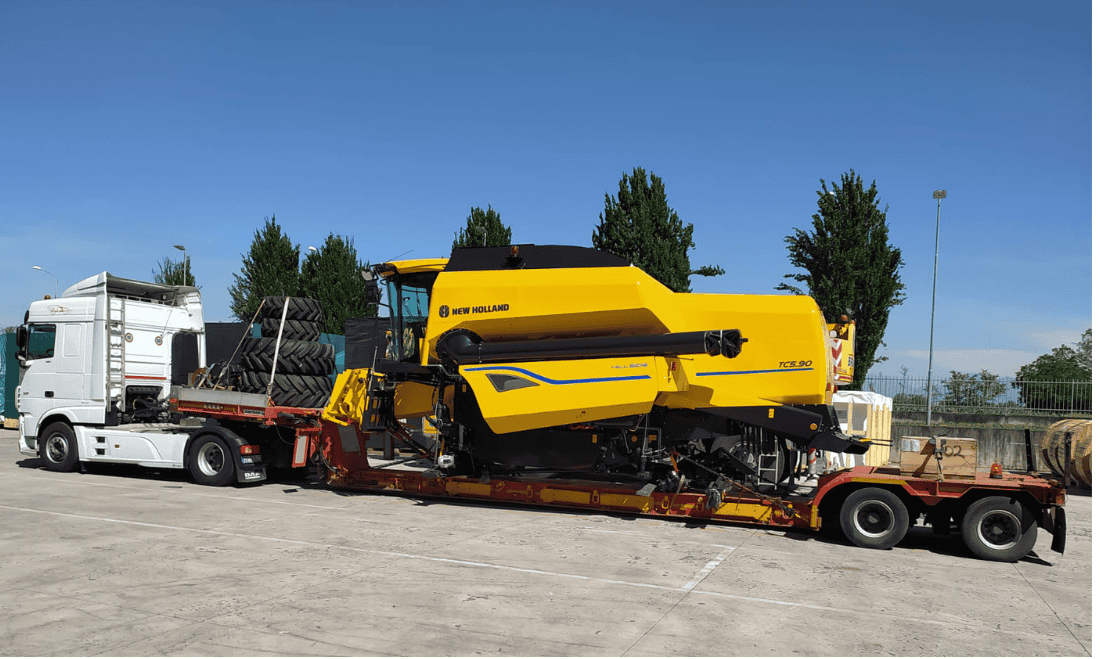Macchina leggera da trasporto heavy su camion, pronta per consegna e trasporto sicuro.